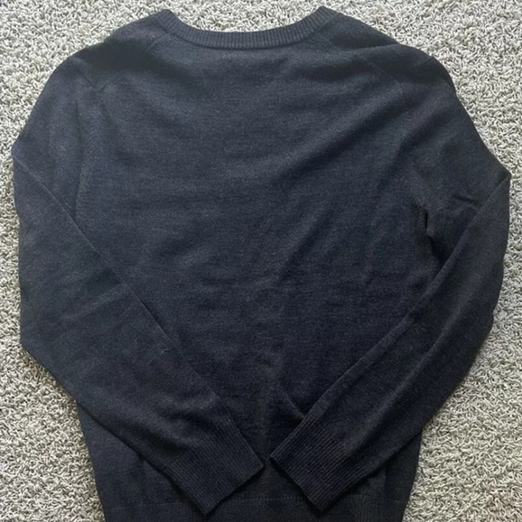 Men’s Banana Republic Grey Extra Fine Merino Wool V Neck Sweater Size M - Picture 2 of 5